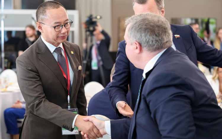 Wakil Ketua MPR RI Eddy Soeparno (kiri) berjabat tangan dengan First Deputy CEO Rosatom Kirill Komarov (kanan) dalam pertemuan di sela rangkaian agenda Kongres Ekologi Internasional Nevsky XI. ANTARA/HO-MPR RI