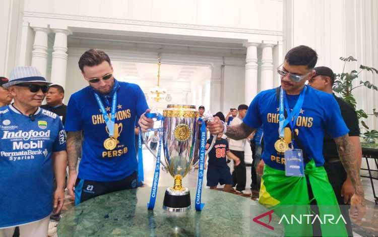 Skuad Persib Juara Disambut Ribuan Bobotoh di Gedung Sate