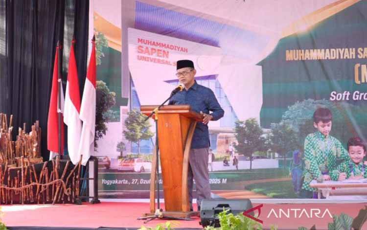 Ketua Umum Pimpinan Pusat (PP) Muhammadiyah Haedar Nashir dalam acara Ground Breaking Muhammadiyah Sapen Universal School di Bantul, DI Yogyakarta, Minggu (25/5/2025). ANTARA/HO-Humas Muhammadiyah.