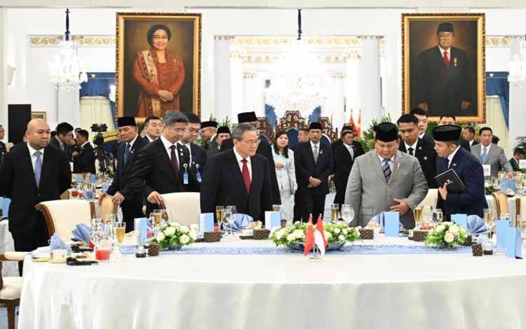 Presiden RI Prabowo Subianto (dua kanan) dan Perdana Menteri China Li Qiang (tiga kanan) dalam jamuan santap siang di Istana Negara, Jakarta, Minggu (25/5/2025). (ANTARA/HO-Biro Pers Sekretariat Presiden)