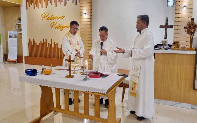 Pastor Moderator Pemuda Katolik Komda Kalteng, Pastor Bonaventura (tengah), Pastor Moderator Pemuda Katolik Komcab Palangka Raya, Pastor Jimmy Niman (kiri), dan Pastor Moderator PMKRI, Pastor Danang Widhi Anggoro (kanan) saat memimpin Misa perkenalan calon pengurus Pemuda Katolik KOMDA Kalimantan Tengah pada Minggu malam, 25 Mei 2025.(FOTO: TESTI PRISCILLA)