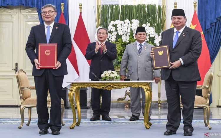 Presiden Prabowo Subianto (kedua kanan) bersama Perdana Menteri China Li Qiang (kedua kiri) menyaksikan Menteri Koordinator Bidang Perekonomian Airlangga Hartarto (kanan) dan Menteri Perdagangan China Wang Wentao (kiri) menunjukkan naskah memorandum saling pengertian kerja sama kedua negara di Istana Merdeka, Jakarta, Minggu (25/5/2025). Indonesia dan China telah menyepakati delapan poin kerja sama dan menandatangani empat poin MoU tambahan oleh masing-masing pejabat tinggi sebagai bukti kemitra