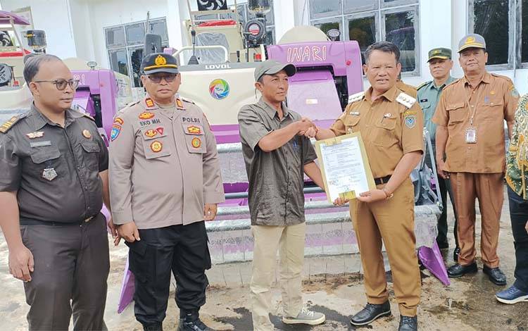 Bupati Seruyan Serahkan Mesin Panen Padi Kepada Bribage Pangan
