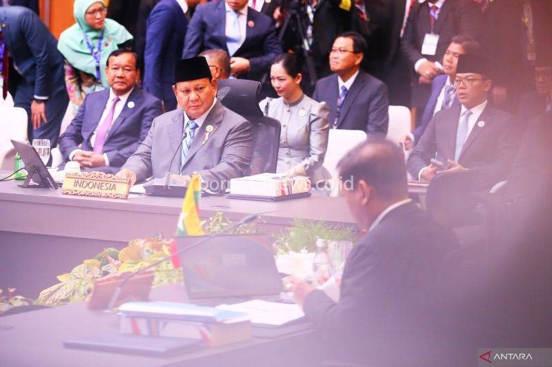 Presiden RI Prabowo Subianto mendengarkan pidato Perdana Menteri Malaysia Anwar Ibrahim pada pembukaan Konferensi Tingkat Tinggi (KTT) ASEAN di Kuala Lumpur Convention Centre (KLCC), Kuala Lumpur, Senin (26/5/2025). Para pemimpin negara dan pemerintahan Perhimpunan Bangsa-bangsa Asia Tenggara (ASEAN) berkumpul di Kuala Lumpur untuk mengikuti KTT ASEAN ke-46, KTT ASEAN-Gulf Cooperation Council (GCC) serta KTT ASEAN-GCC-China pada 26-27 Mei 2025. ANTARA FOTO/Virna Puspa Setyorini/foc.