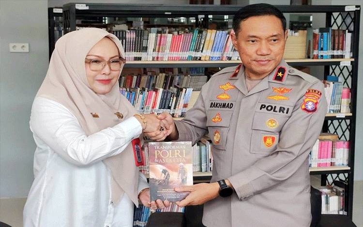 Perkuat Kolaborasi, Dispursip Kalteng Terima Tambahan Koleksi Buku