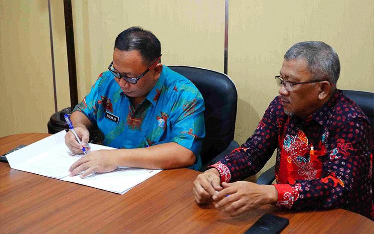 Plt. BNN Provinsi Kalteng, Kombes Pol. Ruslan Abdul Rasyid tanda tangan NPHD. (FOTO:KESBANGPOL KALTENG)