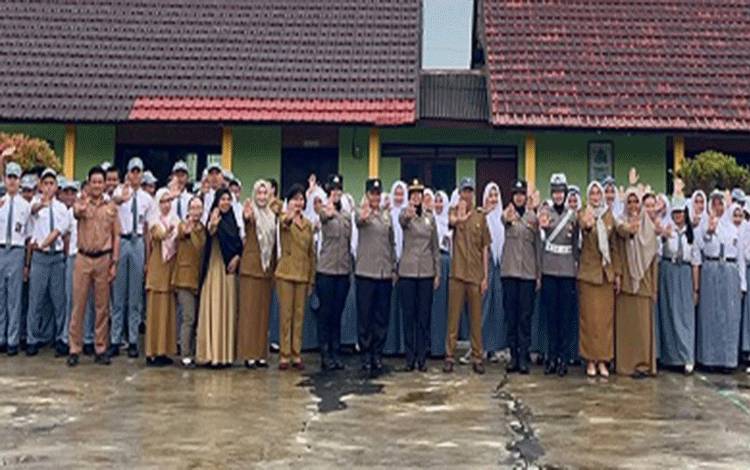 Polwan Polres Seruyan Sosialisasikan Bahaya Bullying dan Narkoba di SMK Negeri 1 Kuala Pembuang