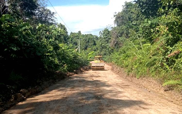 Dinas PUPR Barito Utara Mulai Tangani Jalan Rusak di KM 30 Arah Desa Mampuak