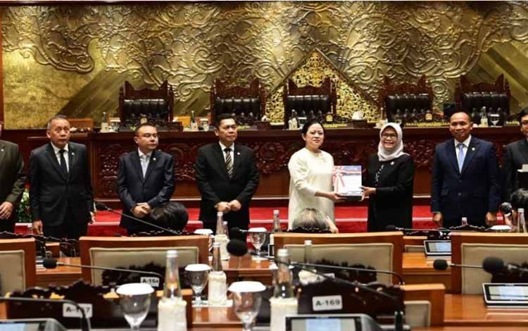 Ketua Badan Pemeriksa Keuangan (BPK) Isma Yatun memberikan Laporan Hasil Pemeriksaan atas Laporan Keuangan Pemerintah Pusat (LKPP) dan Ikhtisar Hasil Pemeriksaan Semester (IHPS) II Tahun 2024 di Jakarta, Selasa (26/5/2025). ANTARA/HO-BPK/Muhammad Baqir Idrus Alatas