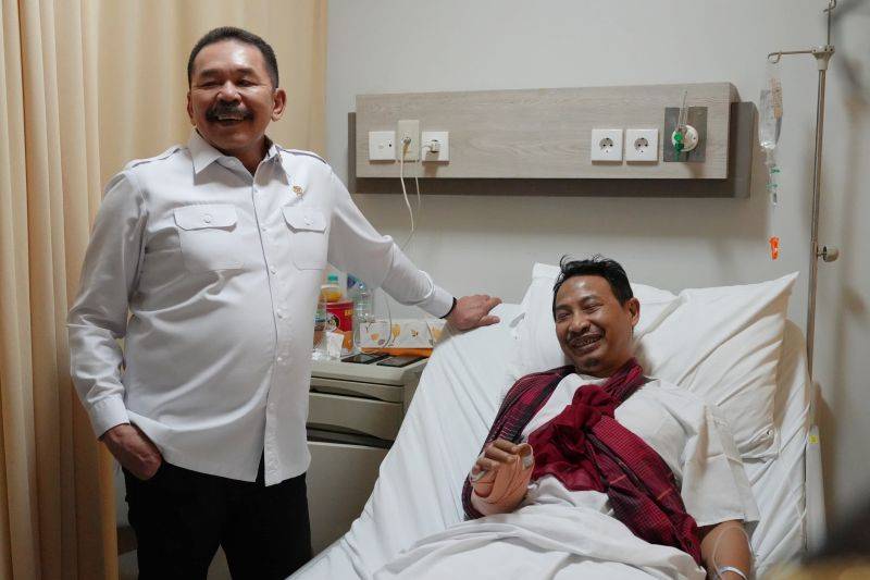 Jaksa Agung Jenguk Pegawai Kejaksaan yang Dibacok OTK