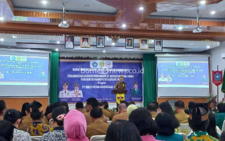 Bupati Gunung Mas Jaya S Monong saat memberikan sambutan pada kegiatan rakor TP PKK, Selasa, 27 Mei 2025. (FOTO: IST)