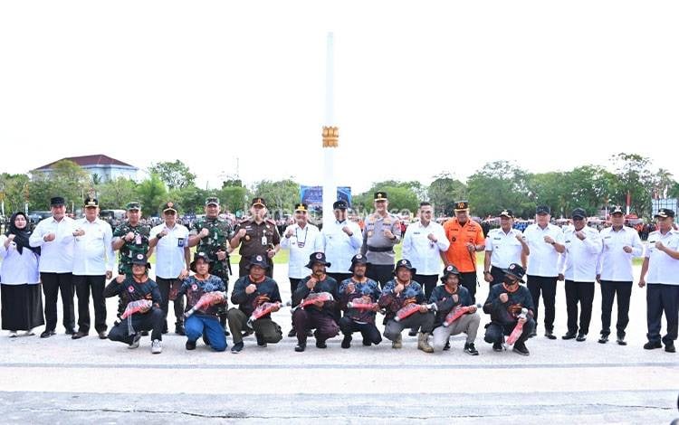 Gubernur Kalimantan Tengah (Kalteng), Agustiar Sabran foto bersama saat rangkaian apel kesiapan karhutla, Rabu, 28 Mei 2025. (FOTO: SETDA KALTENG)