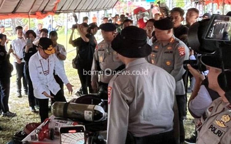 Gubernur Kalimantan Tengah (Kalteng), Agustiar Sabran saat rangkaian peninjauan peralatan dalam rangka kesiapan menghadapi potensi Karhutla Kalteng. (FOTO: ANS)
