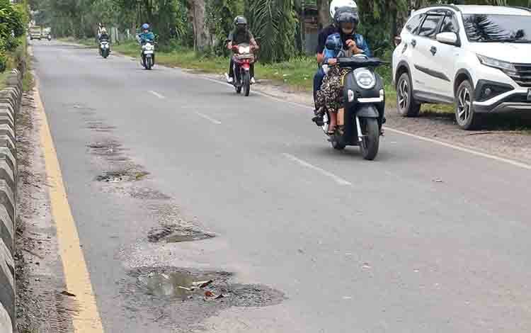 Masyarakat Keluhkan Jalan Kota Sampit Banyak Lubang dan Bergelombang