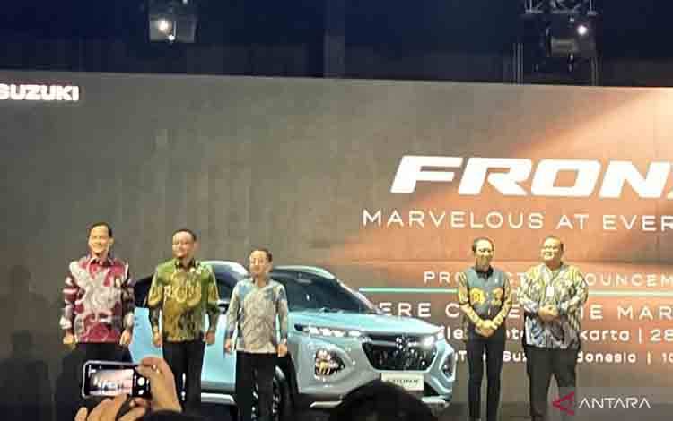 Wakil Menteri Perindustrian (Wamenperin) Faisol Riza (kedua dari kanan) menghadiri peluncuran mobil Suzuki Fronx, di Jakarta, Rabu (28/5/2025). (ANTARA/Pamela Sakina)