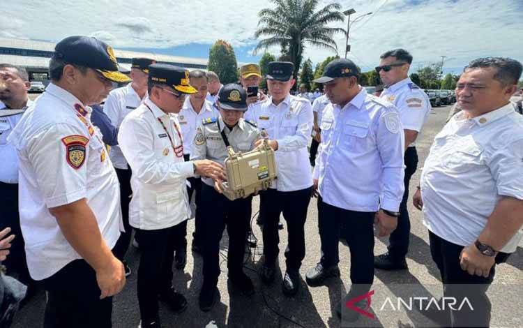 Gubernur Kalteng Agustiar Sabran (dua dari kiri) bersama jajaran melaksanakan penimbangan hasil temuan angkutan PBS melebihi batas maksimal tonase, Palangka Raya, Rabu (28/5/2025). (ANTARA/Adi Wibowo)