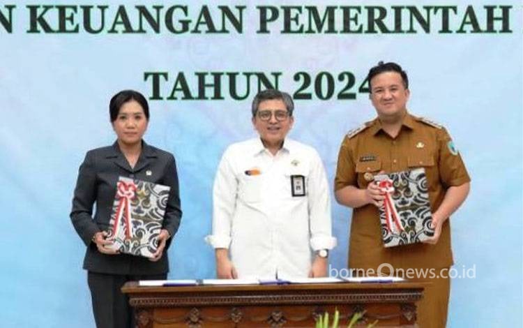 Bupati Lamandau Rizky Aditya Putra saat menerima Laporan Hasil Pemeriksaan BPK RI Perwakilan Provinsi Kalteng. PPOST/FAHRUDDIN FITRIYA