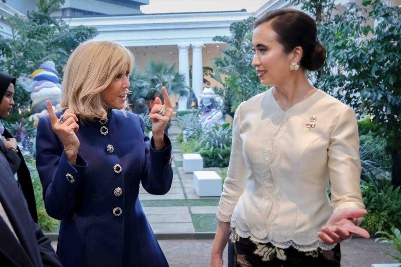 Menteri Pariwisata RI Widyanti Putri Wardhana bersama Ibu Negara Prancis Brigitte Macron dalam acara yang dilaksanakan di Jakarta pada Rabu (28/5/2025). (ANTARA/HO Kementerian Pariwisata RI)