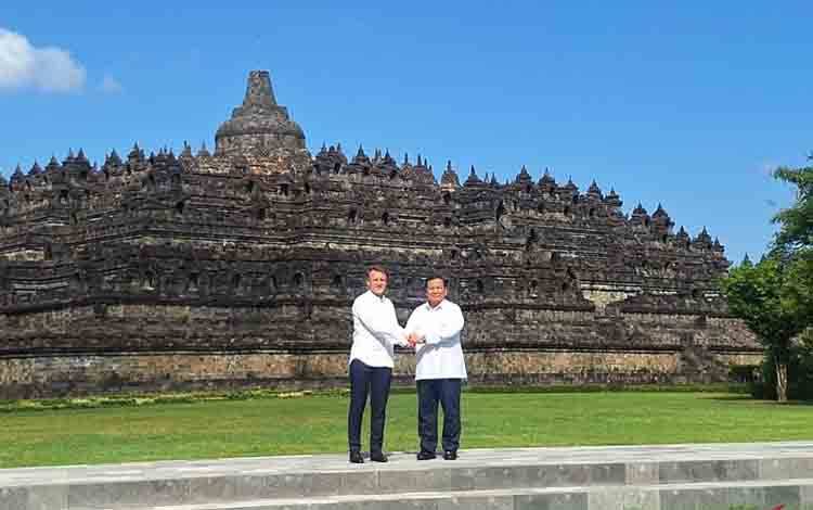 Prabowo Sopiri Macron, Brigitte, Didit saat Menuju Puncak Borobudur
