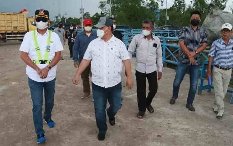 Bupati Kotim Halikinnor dan rombongan saat minjau Pelabuhan Pelangsian, beberapa waktu lalu. (FOTO: IST)