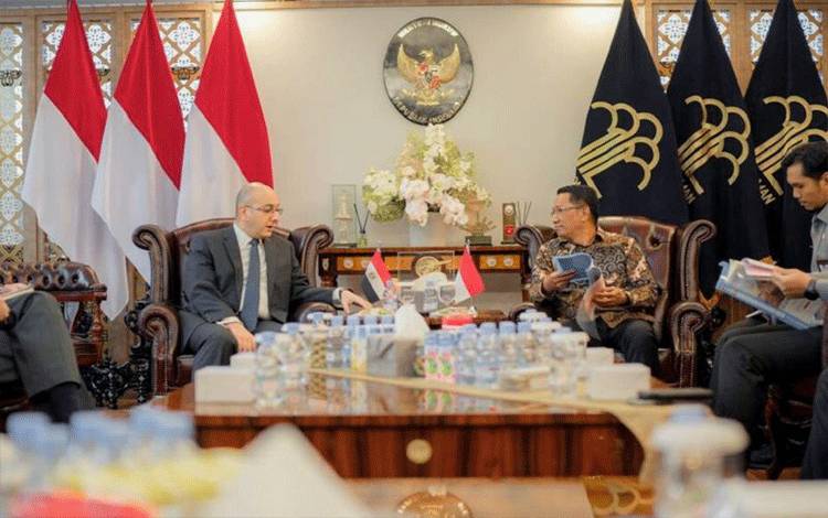 Menteri Hukum (Menkum) RI Supratman Andi Agtas (kanan) saat menerima kunjungan Duta Besar Republik Arab Mesir Yasser Elshemy (kiri) di Jakarta, Selasa (27/5/2025). ANTARA/HO-Kementerian Hukum RI