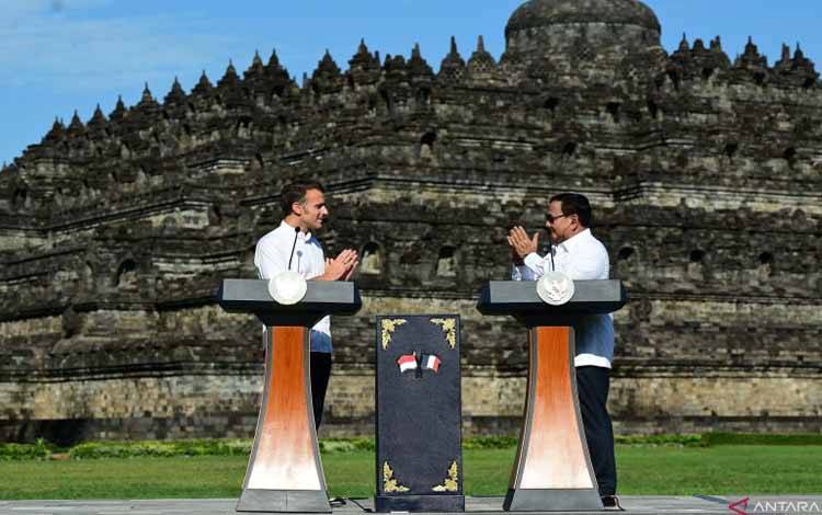 Fadli Zon Ceritakan Macron Berhasil Gapai Patung Buddha di Borobudur