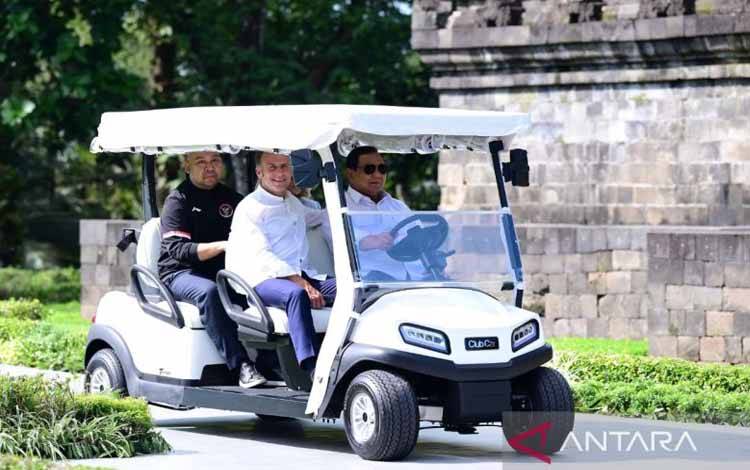 Seskab Teddy Sebut Prabowo Ceritakan Sejarah Borobudur kepada Macron