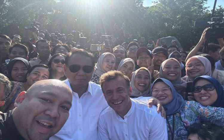 Dibantu Didit, Prabowo-Macron Selfie Bersama Wartawan di Borobudur