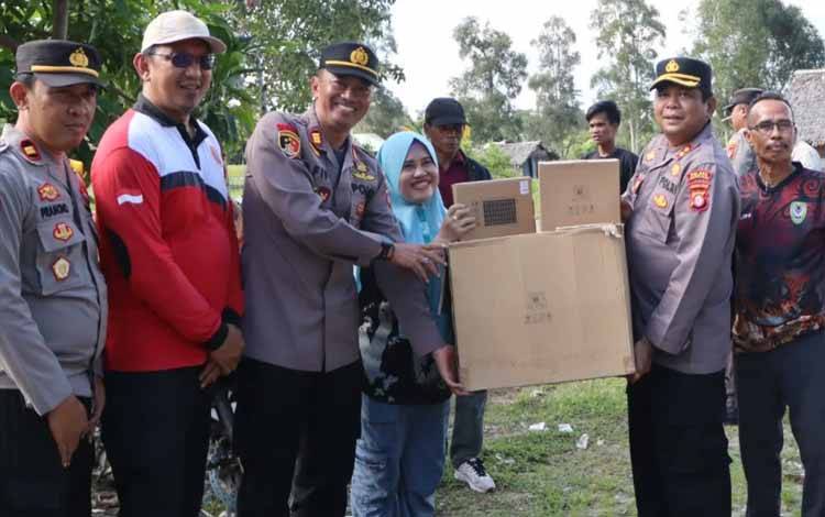 Warga Desa Perlu Terima Bantuan Lampu Solar Cell dari Polres Seruyan