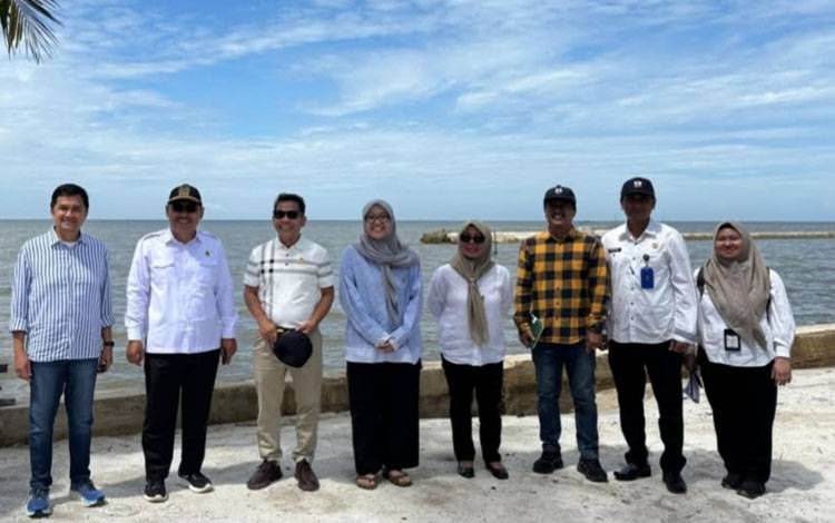 Wakil Ketua I DPRD Kalteng Riska Agustin saat melakukan kunjungan di daerah Teluk Bogam (Foto : IST)