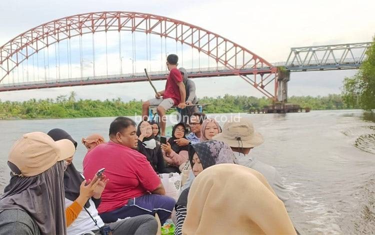 Ikon Jembatan Ir Soekarno Kuala Pembuang menjadi pemandangan menarik saat kegiatan susur Sungai Seruyan.(Foto: Fahrul)