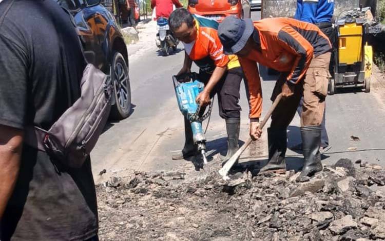 Pemkab Kotim Lakukan Pemeliharaan Sejumlah Jalan di Dalam Kota Sampit