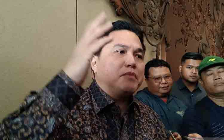 Ketua Umum PSSI Erick Thohir diwawancarai awak media di sela pengundian turnamen Piala AFF U-23 di Jimbaran, Kabupaten Badung, Bali, Jumat (30/5/2025) ANTARA/Dewa Ketut Sudiarta Wiguna