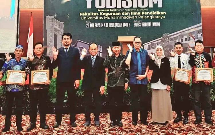 Kadisdik Kotim Terima Penghargaan atas Dukungan Peningkatan SDM Guru