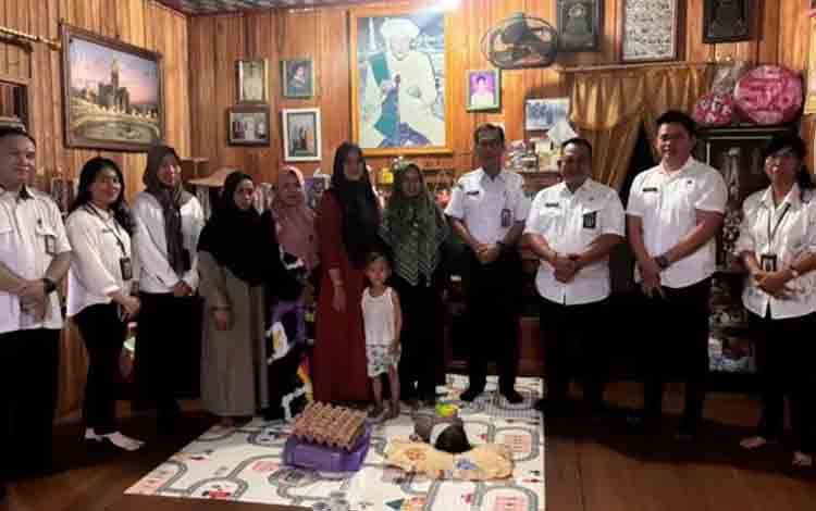 Sekretariat DPRD Palangka Raya Salurkan Bantuan Program Orang Tua Asuh Cegah Stunting