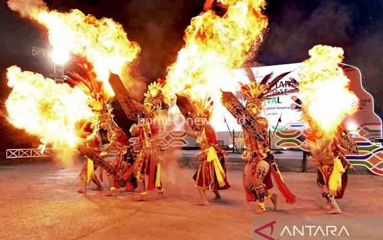 Salah satu tarian tradisional yang ditampilkan pada Nusantara Culture Festival yang diselenggarakan Otorita IKN di KIPP ibu kota Indonesia di Kecamatan Sepaku, Kabupaten Penajam Paser Utara, Provinsi Kalimantan Timur, yang berlangsung mulai 30 Mei hingga 1 April 2025 (ANTARA/Agus Suprapto)