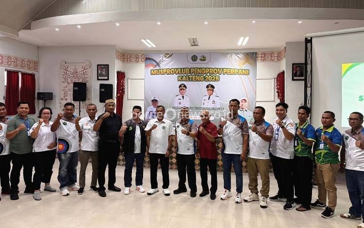 Foto bersama saat Musprovlub Perpani Kalteng di Aula Dinas Kehutanan Kalteng. (FOTO: HAFIDZ)