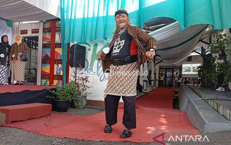 Langkah Pasti di Usia Senja: Lansia Tampil di Atas Karpet Merah