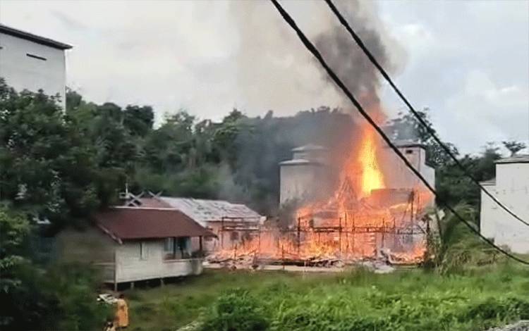 Bangunan Pasar dan Polindes di Desa Tumbang Torung Hangus Terbakar