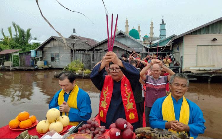 Umat Khonghucu MAKIN Sampit melaksanakan Sembahyang Besar Yue saat Duan Yang, Sabtu, 31 Mei 2025. (FOTO: IST)