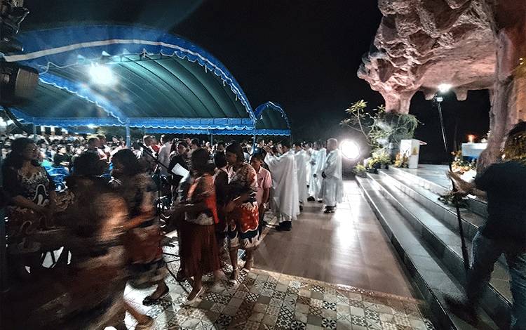 Misa Penutupan Bulan Maria di Catholic Center Palangka Raya Berlangsung Khidmat
