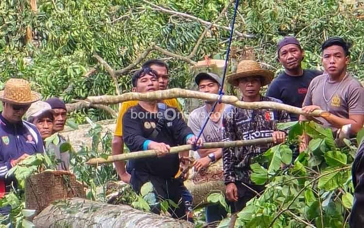 Warga Desa Lalap Barito Timur Gotong Royong Lintas Iman Wujudkan TPU Umum