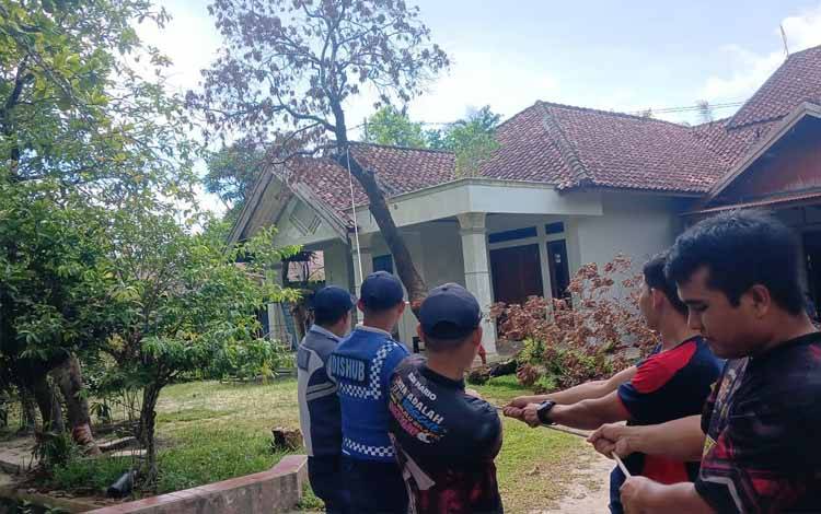 Warga Lapor Adanya Pohon Berisiko Roboh, Tim Gabungan Damkar Lakukan Pemangkasan