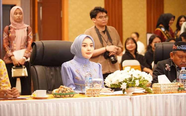 Ketua TP PKK Provinsi Kalteng, Aisyah Thisia Agustiar Sabran, selaku salah satu juri Pemilihan Duta Bahasa Provinsi Kalteng 2025. (FOTO:IKA)