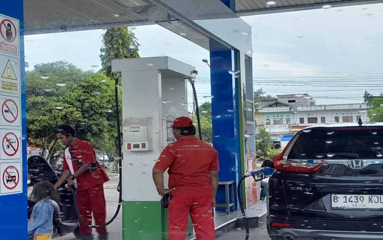Aktivitas SPBU Palangka Raya (Foto: MARINI)