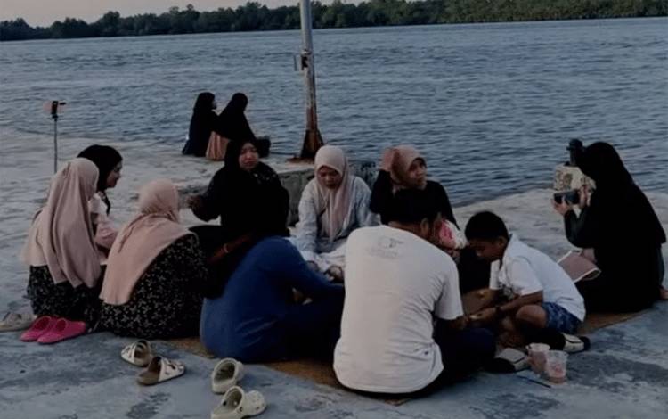 Menikmati Senja di Pelabuhan Perikanan sambil Ngopi Santai Khas Kopi Motoran