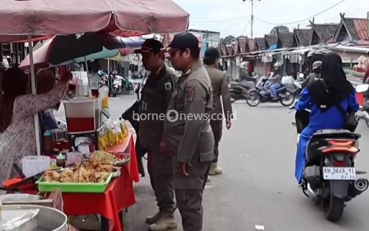 Satpol PP Palangka Raya Awasi Pedagang Kaki Lima di Pasar Besar