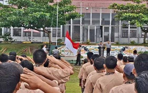 Pegawai dan WBP Rutan Tamiang Layang Peringati Hari Lahir Pancasila di Bawah Guyuran Hujan
