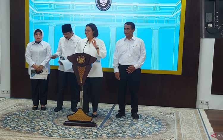 Menteri Keuangan Sri Mulyani saat menyampaikan pemaparan terkait kebijakan lima insentif pemerintah, di Kantor Presiden, Jakarta, Senin (2/6/2025), untuk menjaga daya beli masyarakat. (ANTARA/Andi Firdaus)
