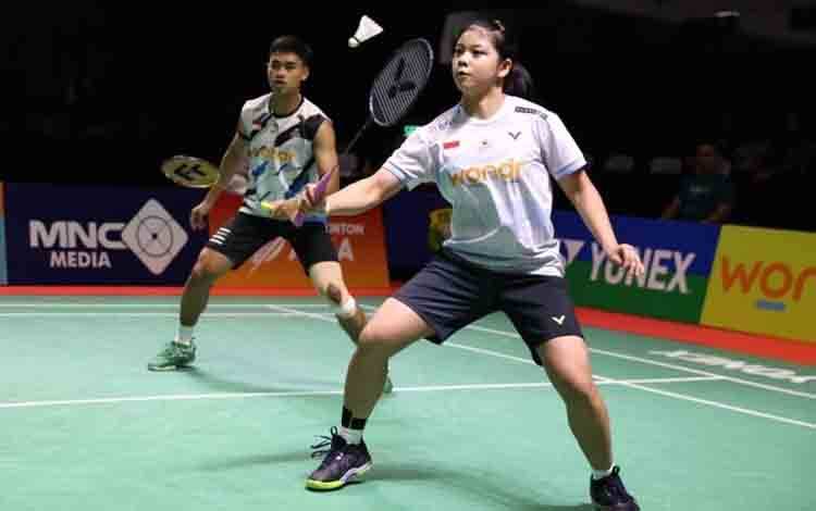Arsip - Ganda campuran Indonesia Jafar Hidayatullah/Felisha Alberta Nathaniel Pasaribu saat berlaga di semifinal Indonesia International Challenge 2024 di Surabaya, Jawa Timur, Sabtu (26/10/2024). (ANTARA/HO-PP PBSI/aa.)